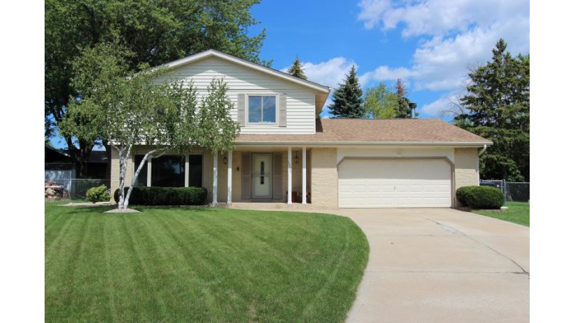 12450 W Burdick Ct New Berlin, WI 53151 by Coldwell Banker HomeSale Realty - Franklin $359,900