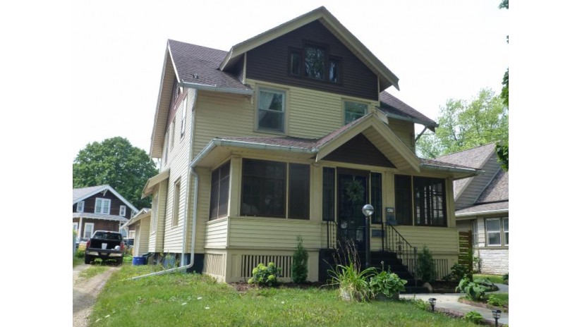 417 Grand Ave Hartford, WI 53027 by First Weber Inc- West Bend $200,000