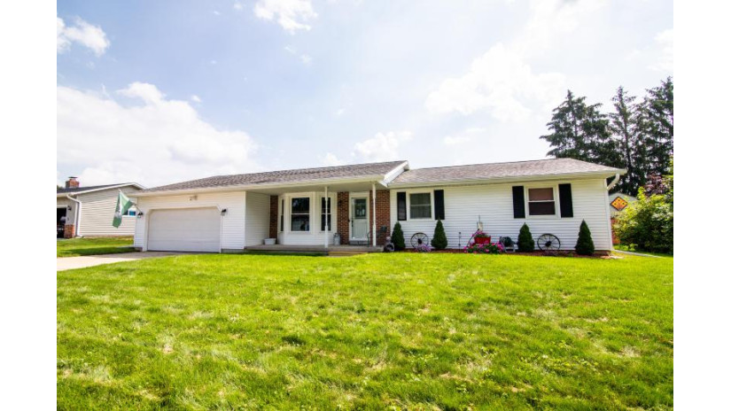 411 Dorothy Pl Watertown, WI 53094 by Coldwell Banker Realty $229,900