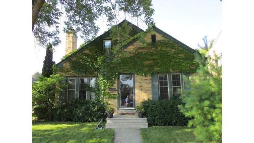 724 Oak St Manitowoc, WI 54220 by Coldwell Banker Real Estate Group~Manitowoc $126,000