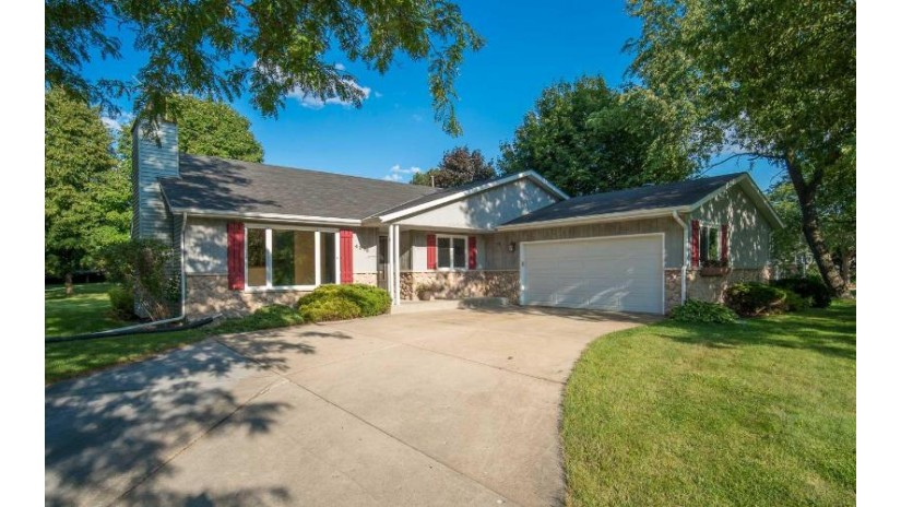 4370 S Hillview Dr New Berlin, WI 53146 by RE/MAX Realty Pros~Milwaukee $340,000