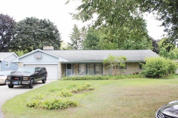 1618 N 117th St, Wauwatosa, WI 53226-3008