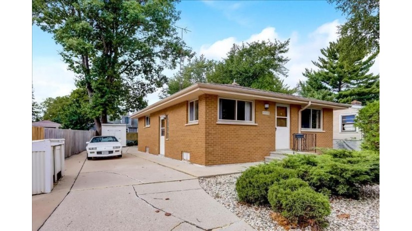 7944 46th Ave Kenosha, WI 53142 by EXP Realty,LLC~Kenosha $144,900