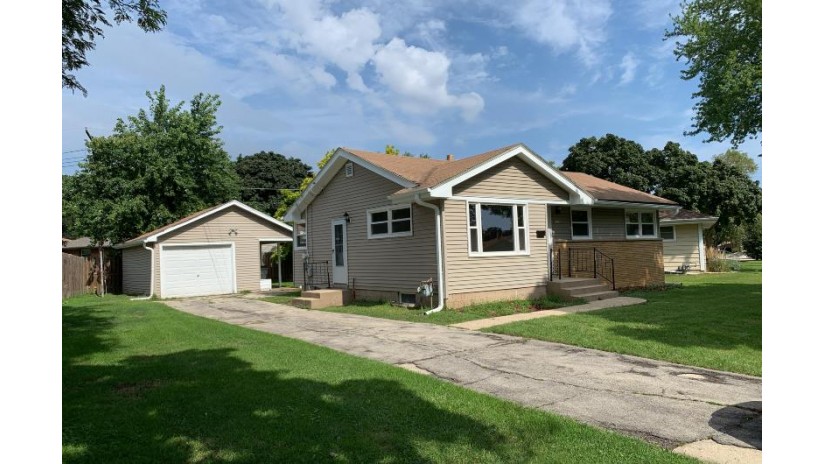 8016 W Lynmar Ter Milwaukee, WI 53222 by Grapevine Realty $144,900