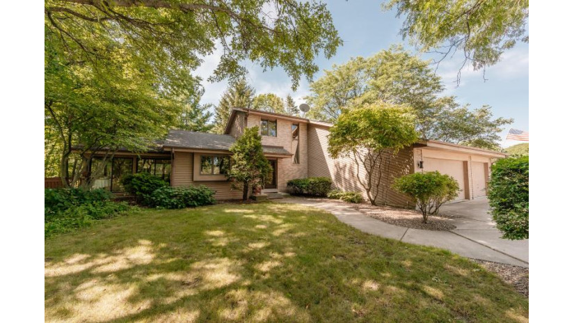 N31W23569 Woodstream Ct Pewaukee, WI 53072 by T3 Realty, LLC $470,000