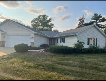 560 Country Ln, Cambridge, WI 53523