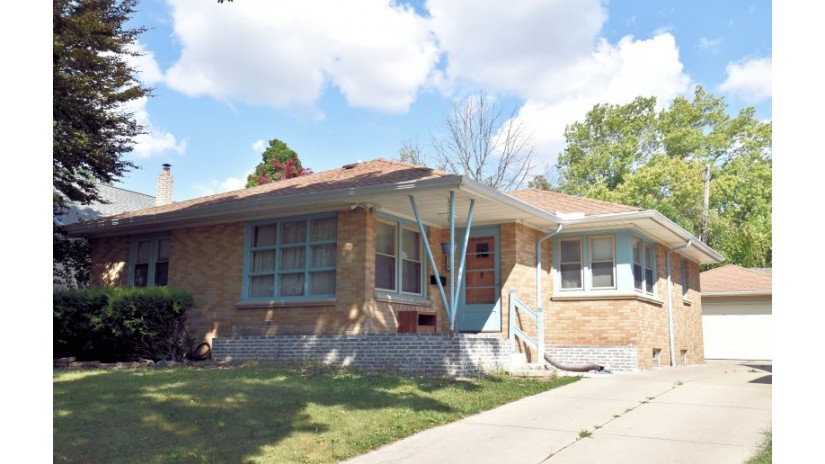 3320 W Verona Ct Milwaukee, WI 53215 by Shorewest Realtors $210,000