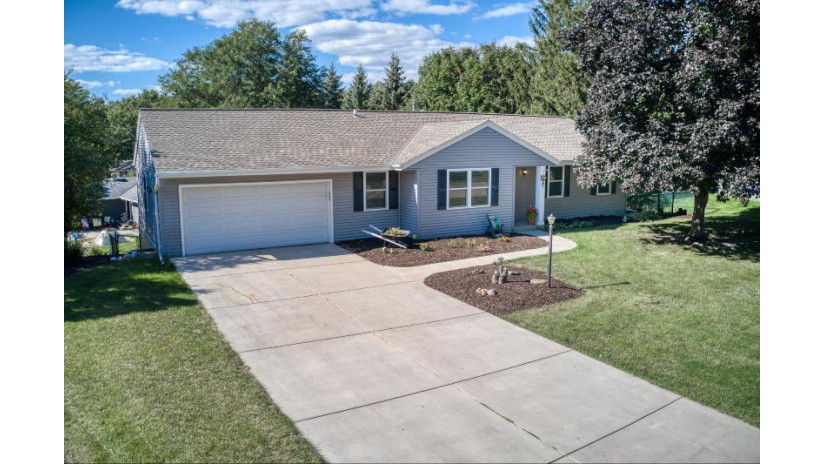 689 Cardiff Dr Hartland, WI 53029 by Realty Executives - Integrity $354,900