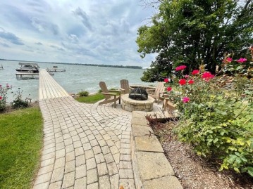 233 W Park Dr, Twin Lakes, WI 53181-9363