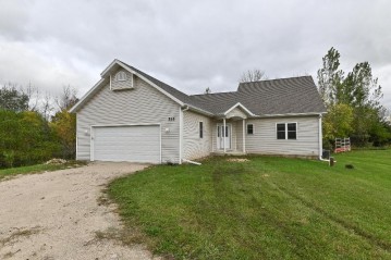 525 Island View Cir, Neosho, WI 53059-9413