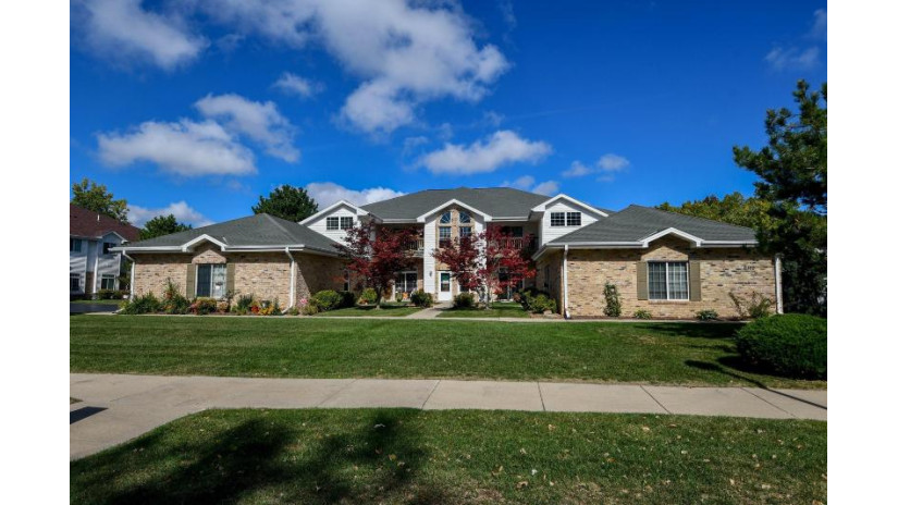 6160 S Creekside Dr 2 Cudahy, WI 53110 by Benefit Realty $187,900