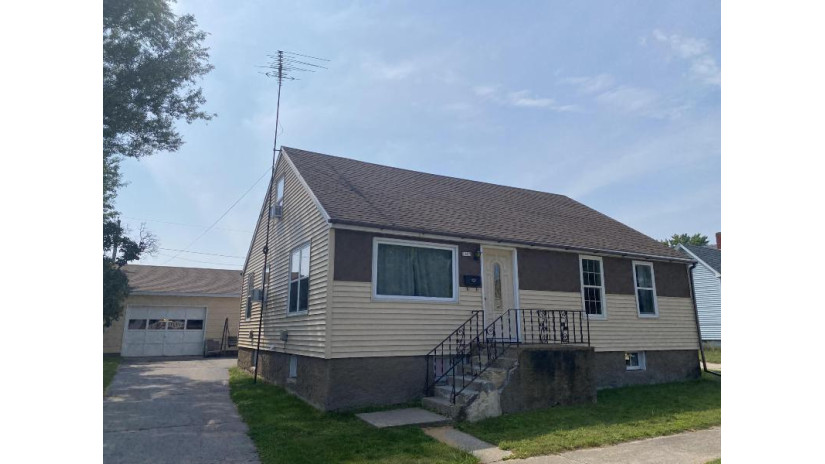 1605 25th Ave Menominee, MI 49858 by Broadway Real Estate $135,000