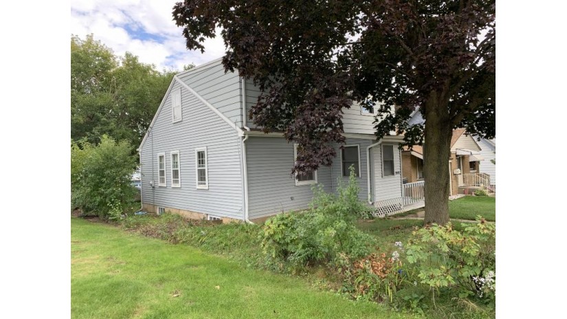 2040 S 88th St West Allis, WI 53227 by Grapevine Realty $164,900