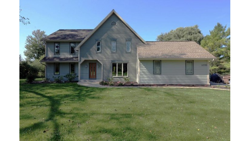 11533 N Glenwood Dr Mequon, WI 53097 by Standard Real Estate Services, LLC $499,900