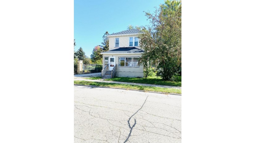 6021 24th Ave Kenosha, WI 53143 by EXP Realty,LLC~Kenosha $120,000