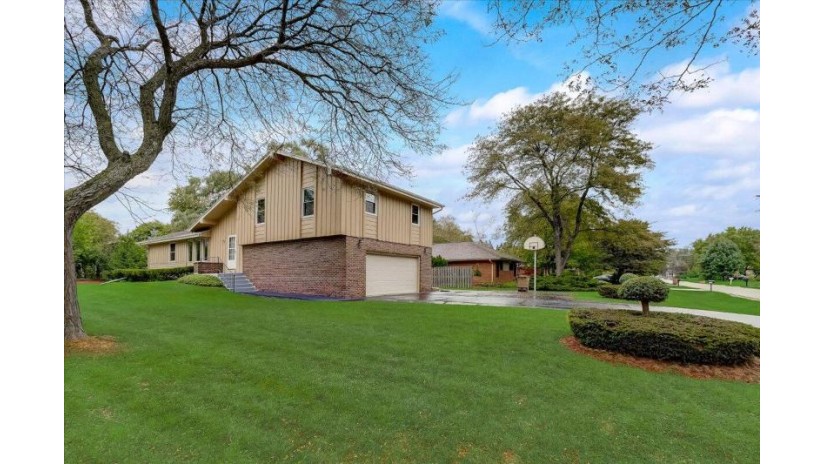 101 E Glencoe Pl Bayside, WI 53217 by Rubins Realty, LLC $418,000