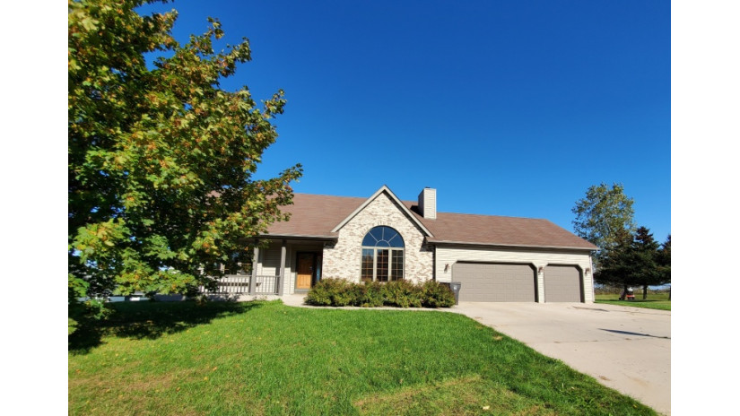 1204 Meadowbrook Ct Cleveland, WI 53015 by Shorewest Realtors $310,000