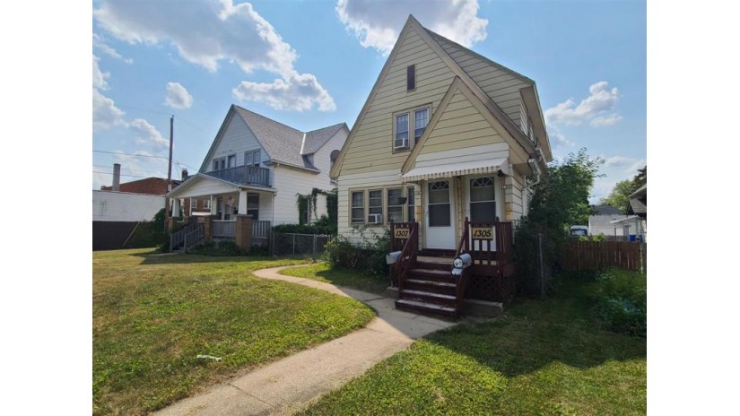 1305 S 38th St West Milwaukee, WI 53215 by Shorewest Realtors $145,000