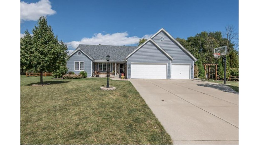 750 W River Edge Ct Oak Creek, WI 53154 by Premier Point Realty LLC $425,000