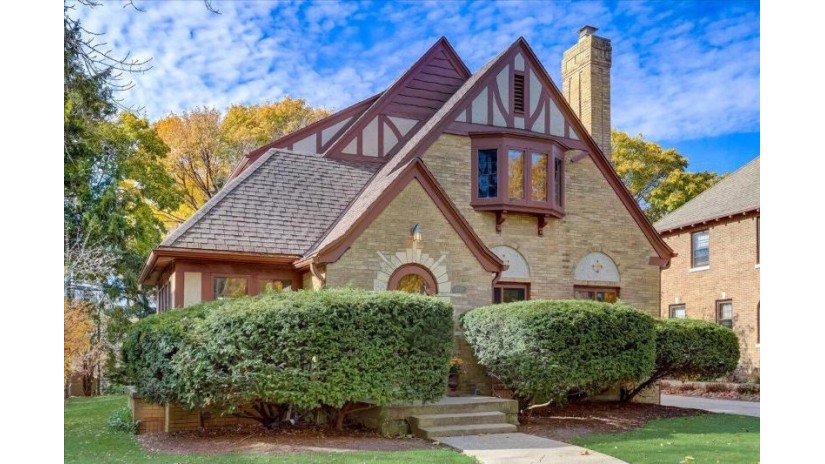 4759 N Larkin St Whitefish Bay, WI 53211 by Corcoran Realty & Co $839,900