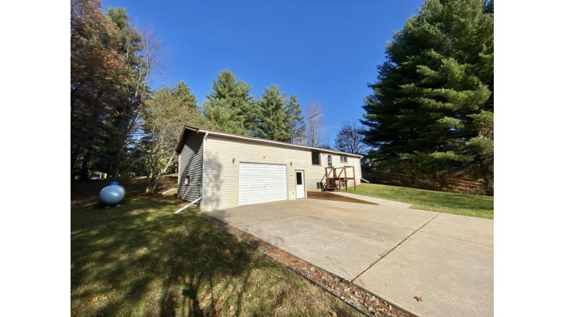 402 Craig Crivitz, WI 54114 by Bigwoods Realty Inc $110,000