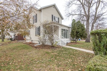 244 W 2nd St, Oconomowoc, WI 53066-3609