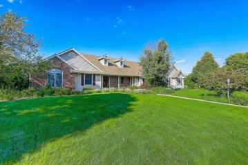 216 Hunters Glen Ln, Johnson Creek, WI 53038-9560