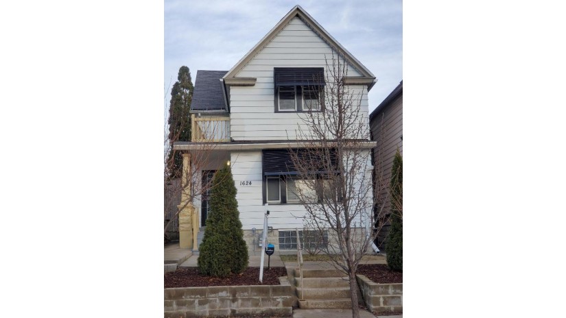 1624 S 28th St Milwaukee, WI 53215 by Rubins Realty, LLC $169,900