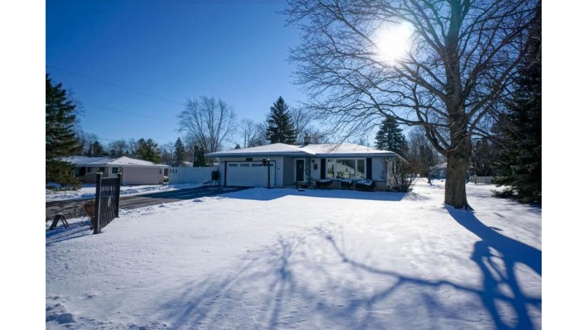 21455 Birdseye Ln Brookfield, WI 53186 by Lake Country Flat Fee $329,900