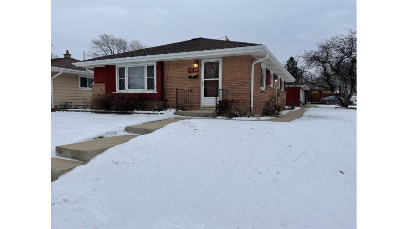 1553 W Denis Ave Milwaukee, WI 53221 by Coldwell Banker HomeSale Realty - Franklin $205,000