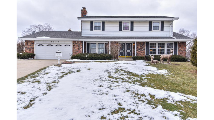 7935 S Wayland Dr Oak Creek, WI 53154 by RE/MAX Realty Pros~Milwaukee $384,900