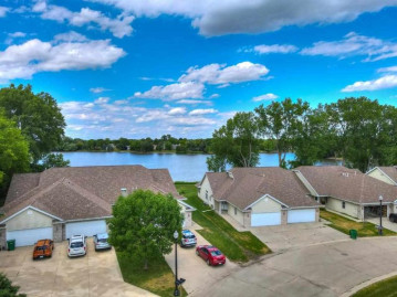 700 Waters Edge Ct, Marshall, WI 53559