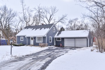 185 N Rosedale Dr, Brookfield, WI 53005-6142