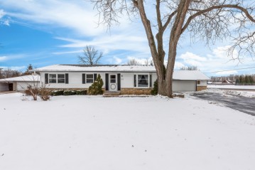 W293 Belleview Ave, Ixonia, WI 53066-2032