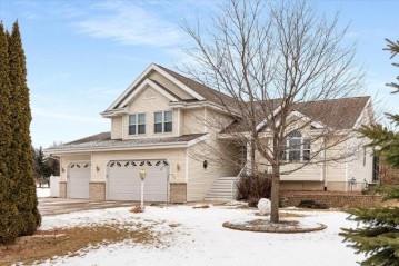 6878 Northvue Ct, Newburg, WI 53090-8101