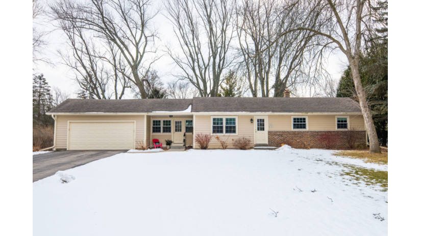 N50W15991 Maple Crest Ln Menomonee Falls, WI 53051 by Shorewest Realtors $329,900