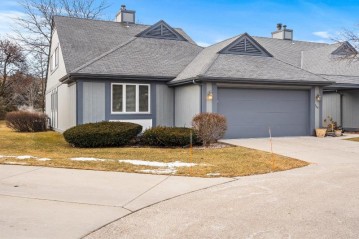 664 W Evergreen Ct, Bayside, WI 53217-1608