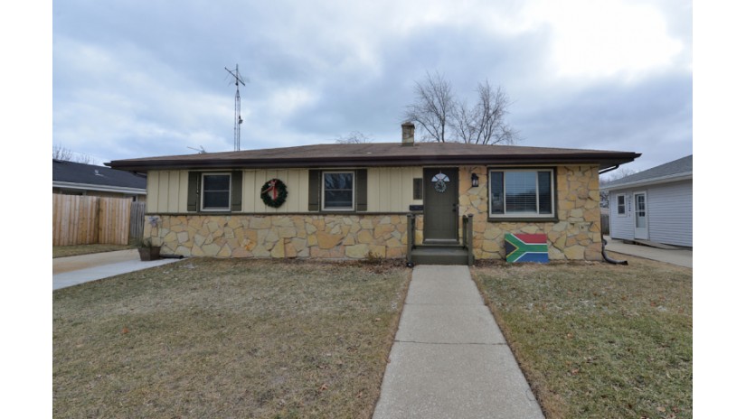 2709 Rosalind Ave Racine, WI 53403 by Shorewest Realtors $190,000