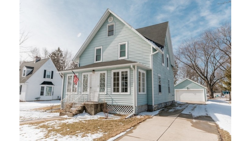 223 Pecks Ct Walworth, WI 53184 by Shorewest Realtors $279,900