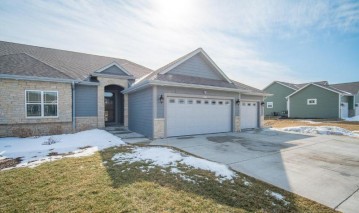 3077 Fairway View Ct, Richfield, WI 53033