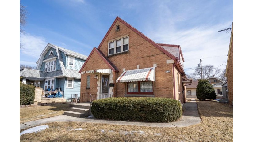 3228 S Lenox St 3230 Milwaukee, WI 53207 by Lannon Stone Realty LLC $285,000