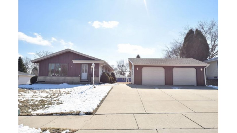 231 W Walters Dr Grafton, WI 53024 by First Weber Inc- Mequon $264,900