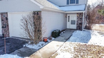 135 Lake Bluff Rd D, Thiensville, WI 53092-1266