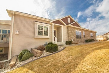 1158 Black Bear Dr, Mukwonago, WI 53149-7705