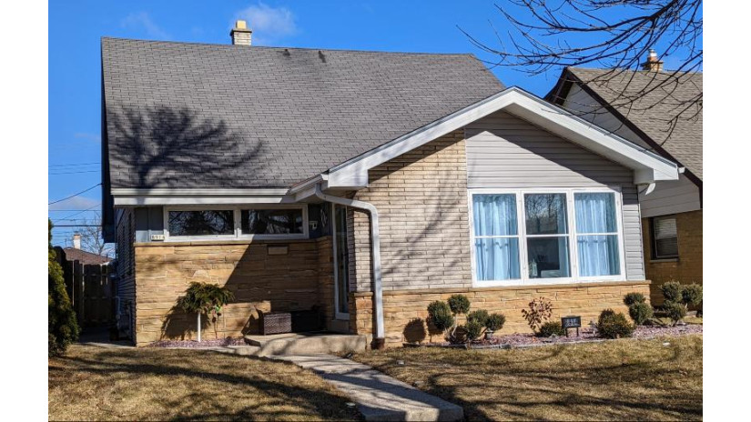 8914 W Grantosa Dr Milwaukee, WI 53225 by Milwaukee Executive Realty, LLC $250,000