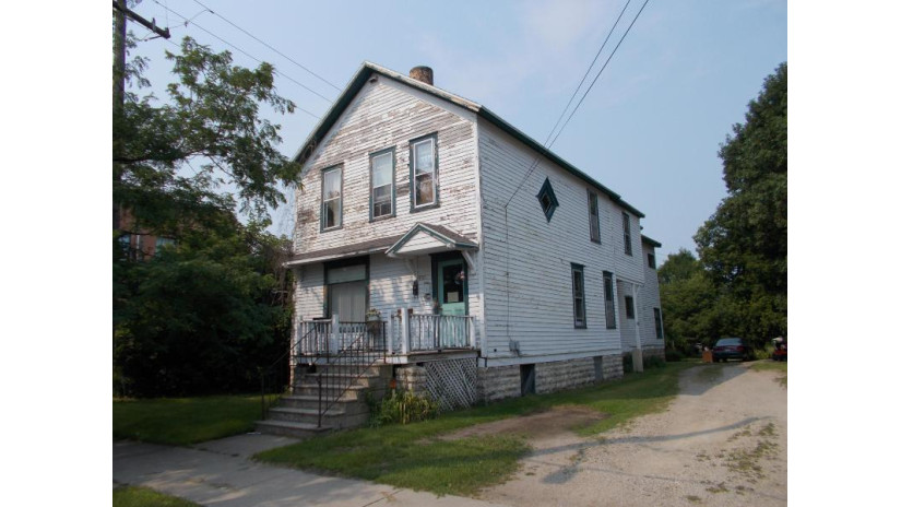 827 5th St Menominee, MI 49858 by Broadway Real Estate $64,500