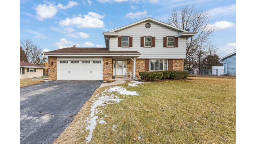 13805 W Pleasant View Dr New Berlin, WI 53151 by Shorewest Realtors $374,900