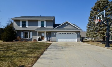 5321 Robinwood Ct, Hales Corners, WI 53130-1069