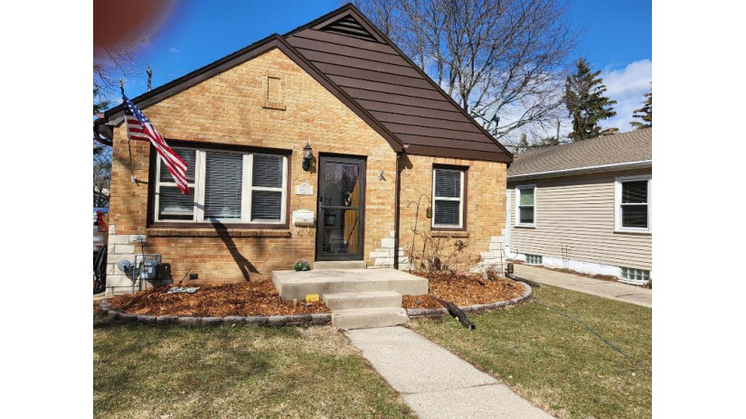 4953 N Berkeley Blvd Whitefish Bay, WI 53217 by Keller Williams-MNS Wauwatosa $339,900