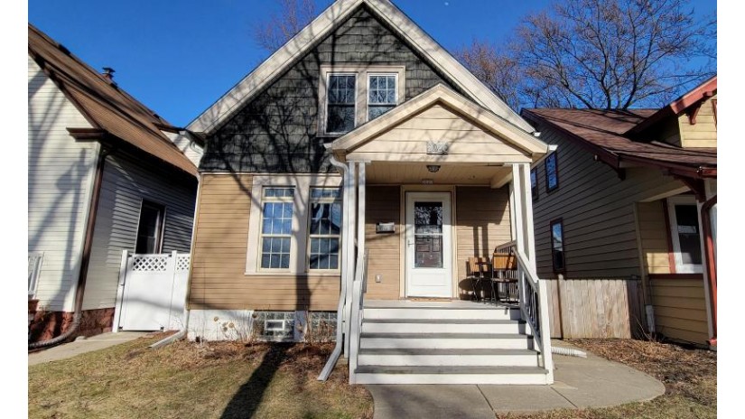 3020 S Clement Ave Milwaukee, WI 53207 by Andrew's Realty $339,900